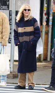 meg-ryan-in-a-navy-trench-coat-shopping-in-manhattan-s-soho-area-11-16-2022-2.thumb.jpg.63f08c15ad464d33e858c03fca2c935e.jpg