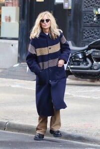 meg-ryan-in-a-navy-trench-coat-shopping-in-manhattan-s-soho-area-11-16-2022-4.thumb.jpg.81c572ecff7b904eea68fb9bf3c46d3d.jpg