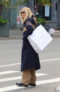 meg-ryan-in-a-navy-trench-coat-shopping-in-manhattan-s-soho-area-11-16-2022-5.thumb.jpg.8ab22679bbbcb6cb4971a45a33132d47.jpg