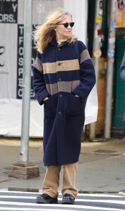 meg-ryan-in-a-navy-trench-coat-shopping-in-manhattan-s-soho-area-11-16-2022-6.thumb.jpg.94cd0e39fd4ab88e866ebdaddbb43beb.jpg