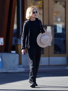 meg-ryan-out-in-santa-barbara-01-10-2024-1.jpg