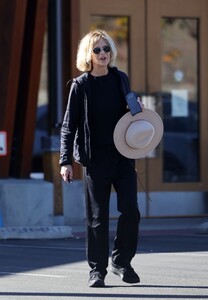 meg-ryan-out-in-santa-barbara-01-10-2024-5.jpg