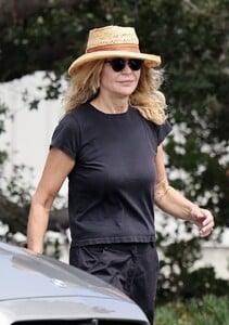 meg-ryan-out-in-santa-barbara-08-26-2022-1.jpg