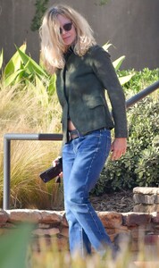 meg-ryan-shopping-in-los-angeles-11-29-2022-3.thumb.jpg.9045835afdf2813a89835db258e90ddd.jpg