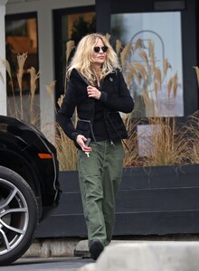 meg-ryan-street-style-santa-barbara-12-15-2022-0.thumb.jpg.b77439454860a8f5ce5c7fe7580b0205.jpg