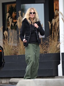 meg-ryan-street-style-santa-barbara-12-15-2022-3.thumb.jpg.6b6e974f9df0d54561e5f91b47f54ab1.jpg