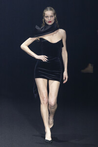 mugler-fw-2024-1.thumb.jpg.a7433295a517f03f49bf278a42b4e572.jpg