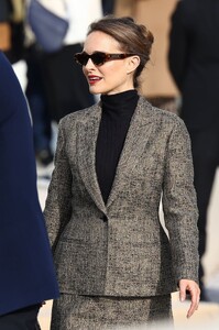 natalie-portman-at-christian-dior-fashion-show-in-paris-02-27-2024-9.jpg