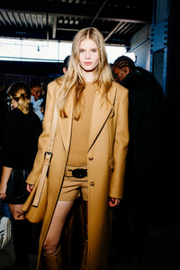 nyfw_f23_backstage_michael_kors_hunter_abrams_015.thumb.jpg.56a4a1e4fbb87445147475e20922ec82.jpg