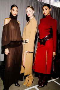 nyfw_f23_backstage_michael_kors_hunter_abrams_016.thumb.jpg.7df431854b3beee8a43764317df6e37d.jpg