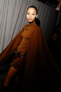 nyfw_f23_backstage_michael_kors_hunter_abrams_017.thumb.jpg.8fe733bec1fc2968919f28ab48443f73.jpg