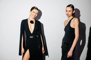 nyfw_f23_backstage_michael_kors_hunter_abrams_031.thumb.jpg.a337bd56b41d36c215f54c8ec31fd4fc.jpg