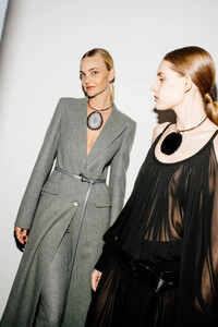 nyfw_f23_backstage_michael_kors_hunter_abrams_034.thumb.jpg.4f89c7fb9900e51fa8d73bf2fa285d9c.jpg