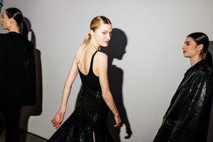 nyfw_f23_backstage_michael_kors_hunter_abrams_035.thumb.jpg.b66e2a9f7c2ccbf48c986ae3f651712f.jpg