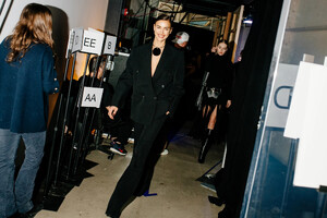 nyfw_f23_backstage_michael_kors_hunter_abrams_038.thumb.jpg.e234f47e4375b109515ae170593b99de.jpg