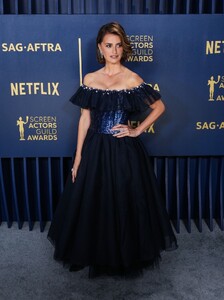 penelope-cruz-at-screen-actors-guild-awards-2024-in-los-angeles-0.jpg