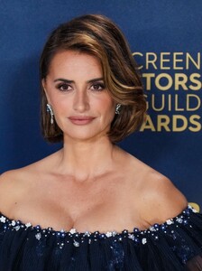 penelope-cruz-at-screen-actors-guild-awards-2024-in-los-angeles-6.jpg