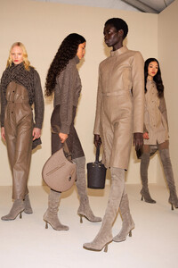 pfw_f23_backstage_hermes_acielle_013.thumb.jpg.f93aa695999e9cf4220f4c628d782686.jpg