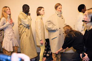 pfw_f23_backstage_isabel_marant_acielle_008.thumb.jpg.b1a756327136c732cbe6ecc2ad37c02c.jpg