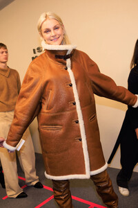 pfw_f23_backstage_isabel_marant_acielle_010.thumb.jpg.32f8f30c882caf595e7c3e51ce762d1f.jpg