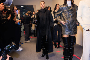 pfw_f23_backstage_isabel_marant_acielle_018.thumb.jpg.e4ec720e41f70638b4e98b3791ef1458.jpg