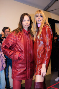 pfw_f23_backstage_isabel_marant_acielle_022.thumb.jpg.424a6c0413977412edd4e366ae403a0f.jpg