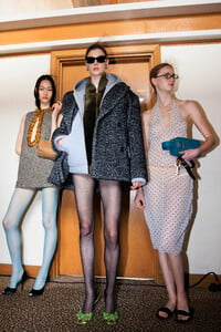 pfw_f23_backstage_miumiu_acielle_006.thumb.jpg.1680401d804cea01121219cfd4cc959b.jpg