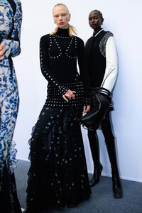 pfw_f23_backstage_offwhite_acielle_009.thumb.jpg.83109d899e5240d1f674e5f4aee7d693.jpg