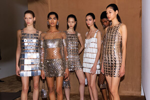 pfw_f23_backstage_paco_rabanne_acielle_013.thumb.jpg.528e35b8b07b202e1f98c97b07faf6ca.jpg