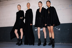 pfw_f23_backstage_sacai_acielle_011.thumb.jpg.7af653c0e5c31f89ce137649c6958379.jpg