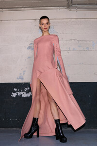 pfw_f23_backstage_sacai_acielle_012.thumb.jpg.0ba8a3b1f8a36092e18f50838d53f695.jpg