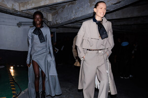 pfw_f23_backstage_sacai_acielle_025.thumb.jpg.99a171d7388639796eb1580e4aa24d53.jpg