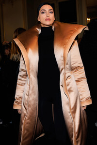 pfw_f23_backstage_schiaparelli_acielle_016.thumb.jpg.6f9d26f40583ad6a8dd3f372294a6248.jpg