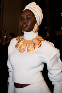 pfw_f23_backstage_schiaparelli_acielle_019.thumb.jpg.2ea455c9d7f95cfe7810d88816cb273a.jpg