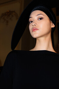 pfw_f23_backstage_schiaparelli_acielle_020.thumb.jpg.e422264146c30d35d84b6991db210fcf.jpg