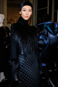 pfw_f23_backstage_schiaparelli_acielle_021.thumb.jpg.6a3b0f560e37bff9e9d7aa9a7a334433.jpg