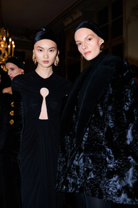 pfw_f23_backstage_schiaparelli_acielle_022.thumb.jpg.e6ac8240ac0301bd34a899217a98e34b.jpg