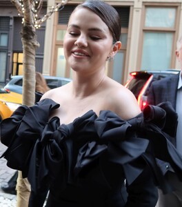 selena-gomez-greeting-fans-in-new-york-03-29-2024-0.jpg