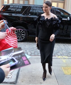 selena-gomez-greeting-fans-in-new-york-03-29-2024-5.jpg