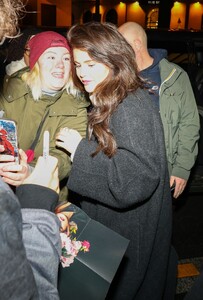 selena-gomez-in-paris-taking-photos-with-fans-02-18-2024-2.jpg