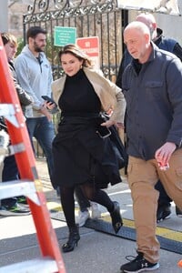 selena-gomez-only-murders-in-the-building-filming-set-03-12-2024-0.thumb.jpg.4135557cdef73c777fbdde8095ab97b1.jpg