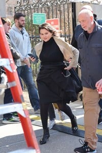 selena-gomez-only-murders-in-the-building-filming-set-03-12-2024-4.thumb.jpg.d1308a454b5a2151028ca0e9a77e5a74.jpg