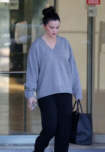 selena-gomez-outside-her-rare-beauty-offices-in-la-02-21-2024-2.jpg