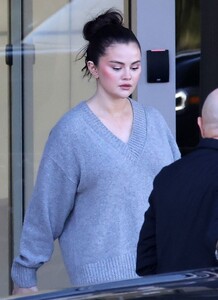 selena-gomez-outside-her-rare-beauty-offices-in-la-02-21-2024-4.jpg