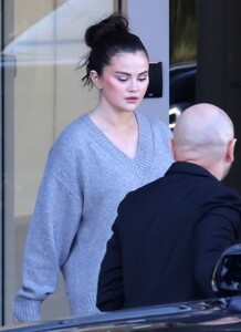 selena-gomez-outside-her-rare-beauty-offices-in-la-02-21-2024-5.jpg