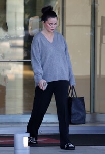 selena-gomez-outside-her-rare-beauty-offices-in-la-02-21-2024-6.jpg