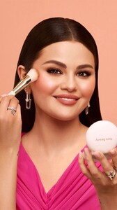 selena-gomez-rare-beauty-soft-pinch-luminous-powder-blush-2024-10.jpg