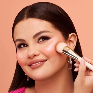 selena-gomez-rare-beauty-soft-pinch-luminous-powder-blush-2024-2.jpg