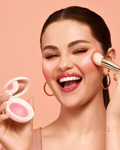 selena-gomez-rare-beauty-soft-pinch-luminous-powder-blush-2024-7.jpg