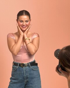 selena-gomez-rare-beauty-soft-pinch-luminous-powder-blush-2024-8.jpg